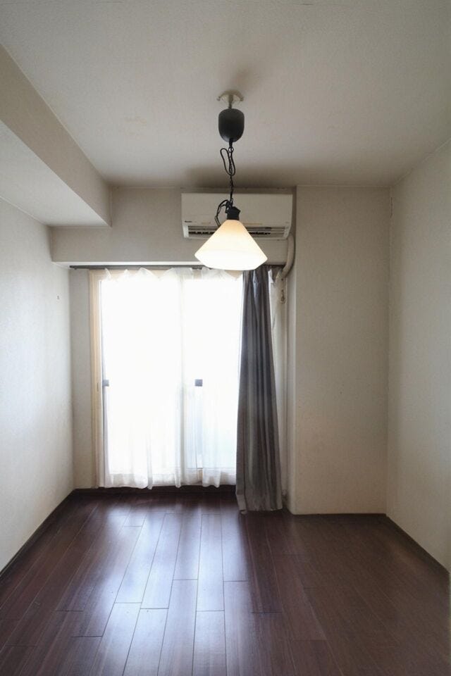 *北側*
フローリングで書斎やワーキングスペースとしても利用できる洋室!収納スペースも嬉しいですね。