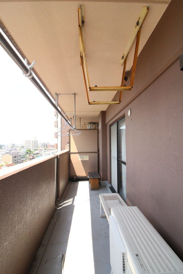 南向きで陽当たりの良いバルコニーには、物干しセットを置くスペースもあり、一度にたくさん干すことができます♪