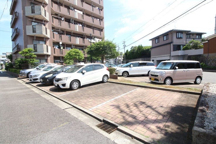 平面駐車場で停めやすいですね。駐車スペースも広く駐車が苦手な方も安心していただけます。