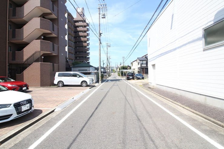 大通り沿いではないため、車通りも多くなく安心できる前面道路です。対向車がきてもすれ違える広さがございます。