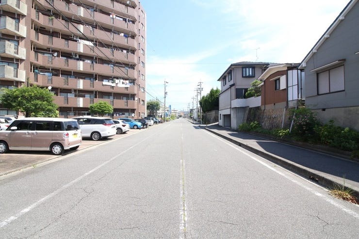 広々とした前面道路です。対向車が来てもすれ違うことができるので安心です。