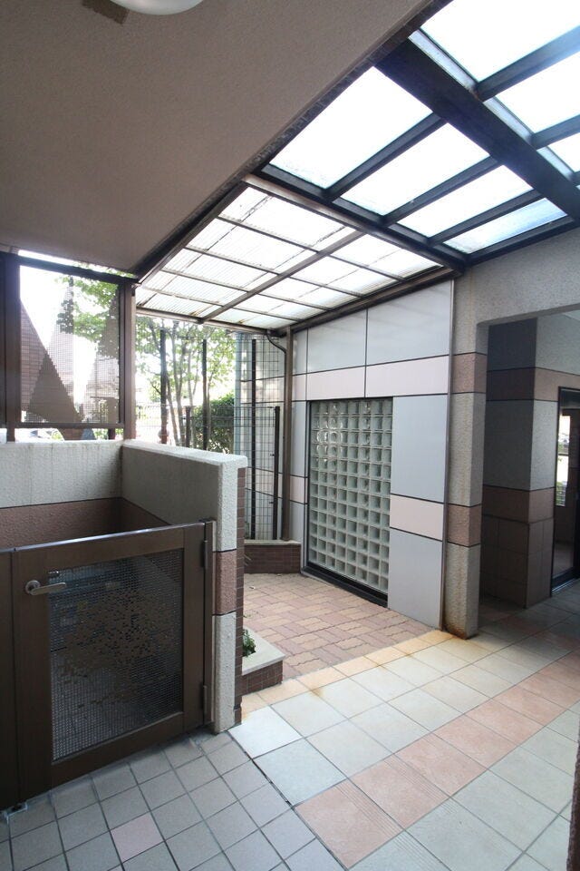 エントランスはオートロック付きで住人以外の人が出入りしづらく、来客時もインターホン越しに確認も出来るので安心!