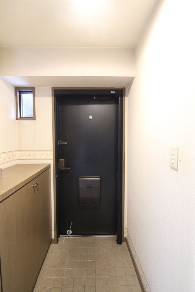 シューズボックス付きの玄関です。ご家族分の靴をスッキリ収納することができます。お家の「顔」をきれいに保つことができそうですね。