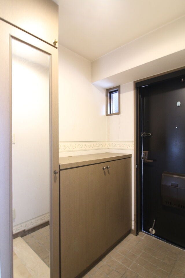 全身鏡付きのシューズボックスが実用的でお出かけ前の身だしなみに便利。ナチュラルな色合いが玄関を明るく心地よい空間にしてくれます◎