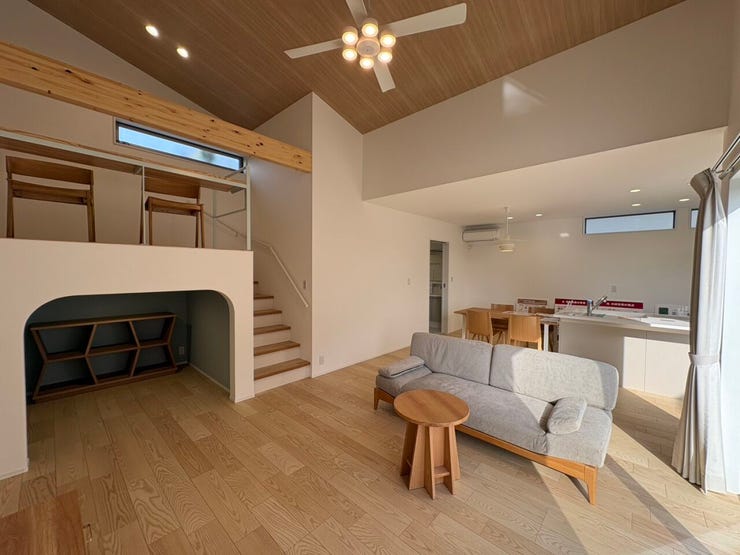 リビングは21帖と広めで、開放的な雰囲気となっています。