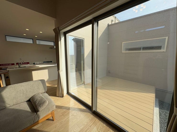 リビングから中庭へ移動できるのでお庭も生活空間の一部となりそうです!