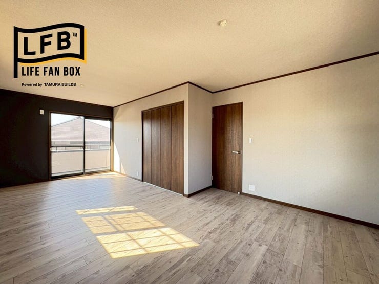 ゆったりとした室内でリラックスできそうですね♪
アクセントクロスがカッコいいです♪奥の掃き出し窓からバルコニーに出られます♪