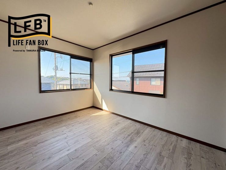 階段上がってすぐの洋室♪こちらは2面採光で、気持ちよく過ごせます♪