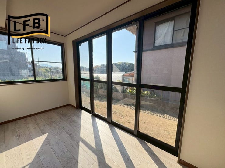 リビングの奥にあるサンルームです♪
室内ぽかぽかで、くつろぎの場所としても良し、
室内洗濯の場としても活躍します♪