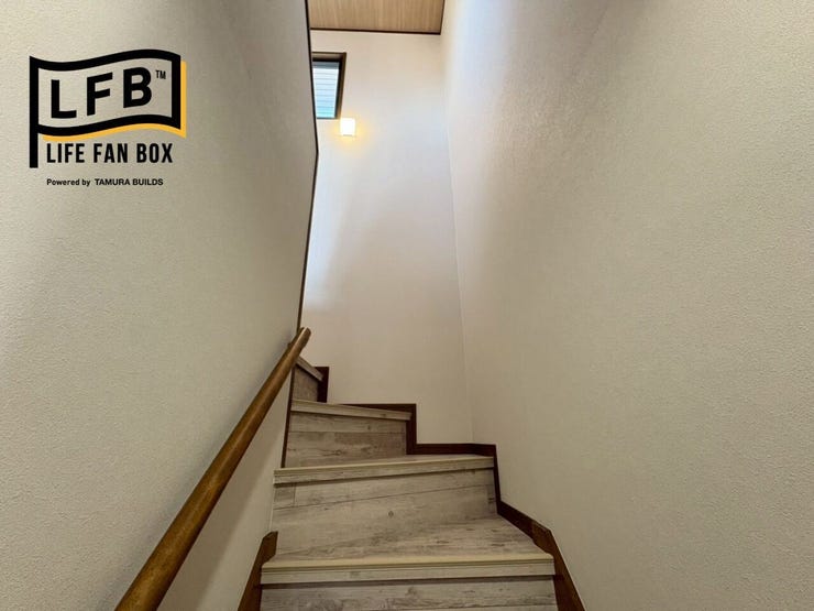 階段もフロアタイル上貼り済でオシャレです♪窓もあり、気持ちよい空間♪