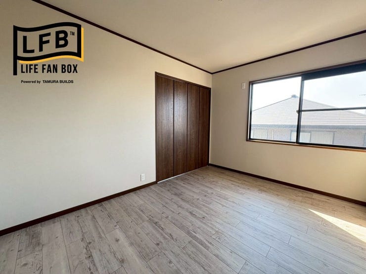 2階真ん中の洋室♪こちらは窓が1面ですが、充分な明るさ♪クローゼットが付いています♪