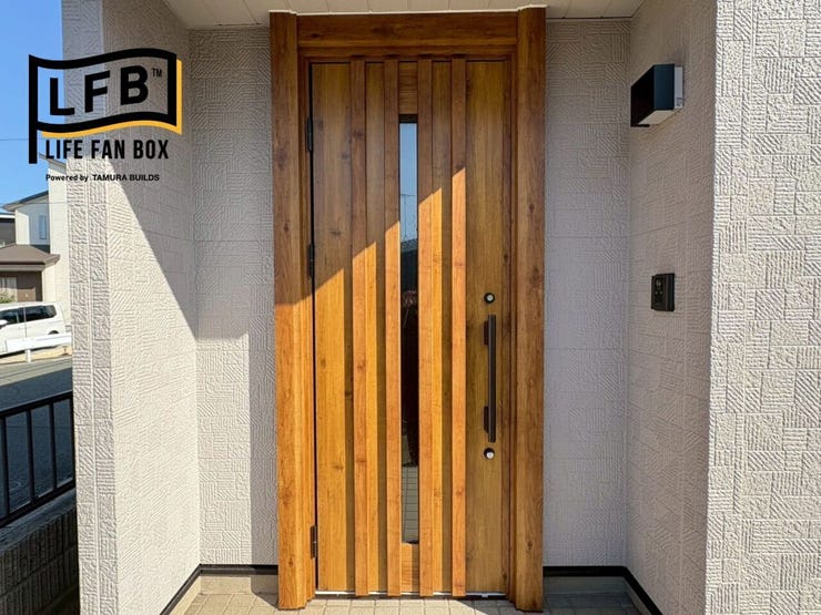 玄関扉新設しました!重厚感のある木目模様に明かり取りのガラスが中央に入った素敵なデザイン♪