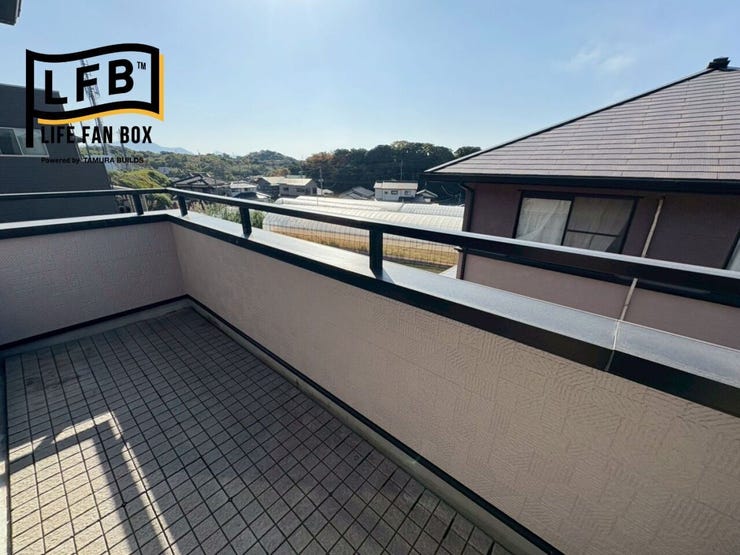 広めのバルコニーが嬉しいですね♪陽当たりや風通しも良く、洗濯物もよく乾きそうです♪