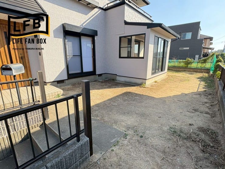 玄関・和室・サンルーム前にも広い庭スペースがあります♪お子様の遊び場やドッグラン・ガーデニングなど様々な用途に使えそうな広さ♪夢が広がりますね♪