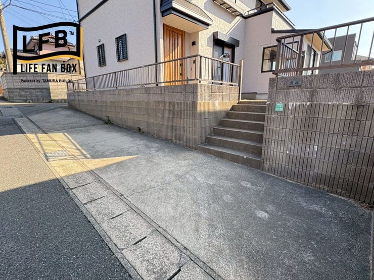 物件前道になります♪
程よい広さがあり車の運転も安心ですね♪こちらも駐車場として使えます♪