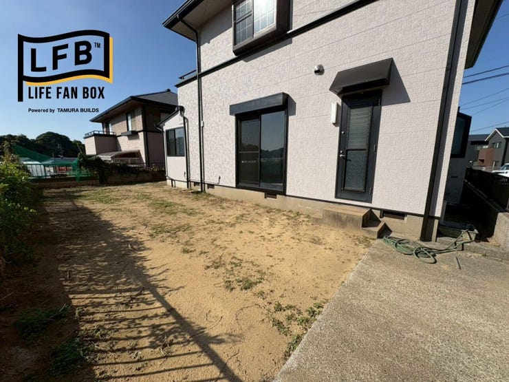 物件庭スペースです♪
奥にあるちょっとした花壇や木を整地すれば、車2台駐車可能な駐車場としても使えます♪アルミ倉庫もあります♪