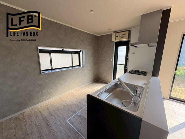 キッチンの背面はグレーのクロスで統一感のあるデザインになっています♪出窓がお洒落ですね♪庭に出られる勝手口があります♪