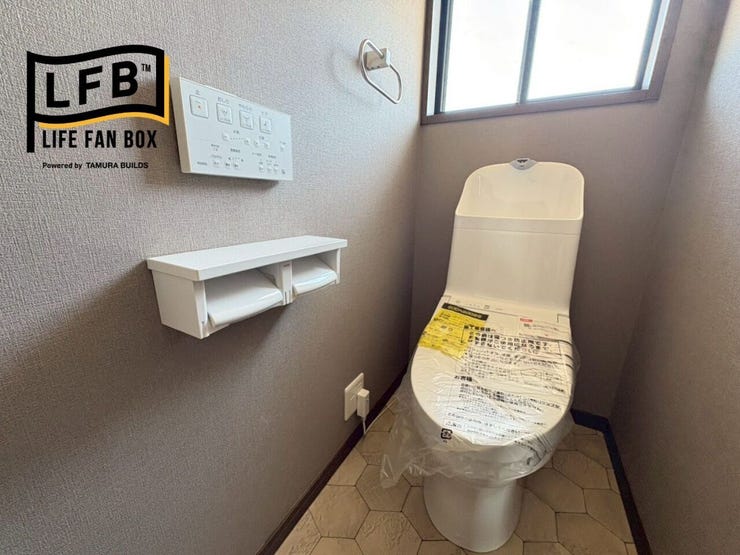 2階にもトイレがありますので、助かりますね♪1階と同じお洒落なクロスです♪窓からの光が明るく気持ちよい空間です♪