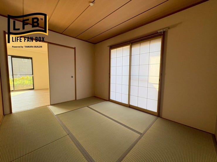 1階の和室になります♪
リビングと連動しており、来客時にお通しするお部屋や、ご両親
のお泊り部屋、赤ちゃんのおむつ替え等、使用勝手が良いですね♪畳表替え・障子貼替済です♪