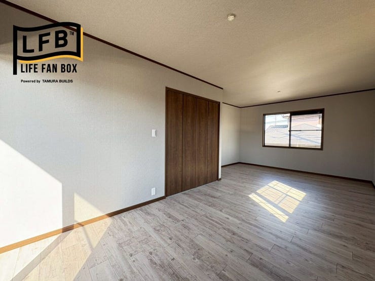 2階の一番広い洋室♪こちらは3面採光で明るいです♪クローゼット付きです♪天井・壁のクロス貼替と床フロアタイルを上貼しています♪