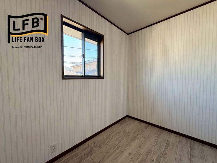 2階の納戸部分になります♪物置として使うもよし、窓もあるので、小さめですがお部屋として使っても良いですね♪書斎やリモートワークスペース・趣味のお部屋などいかがでしょうか?壁のクロスが可愛いです♪