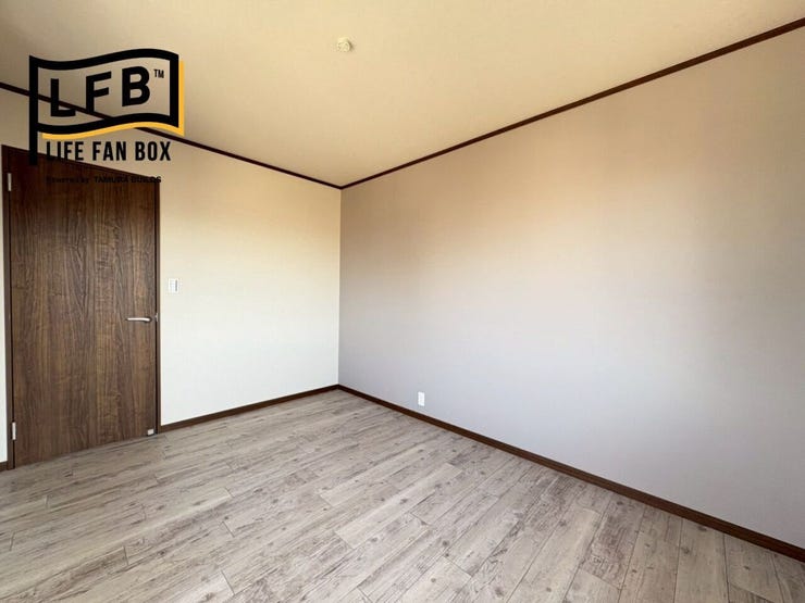 2階の階段上がってすぐの洋室を別角度から♪