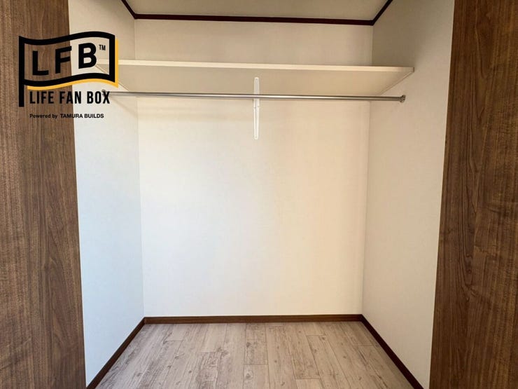 クローゼットの中です♪枕棚やパイプハンガーがあり便利に使えます♪