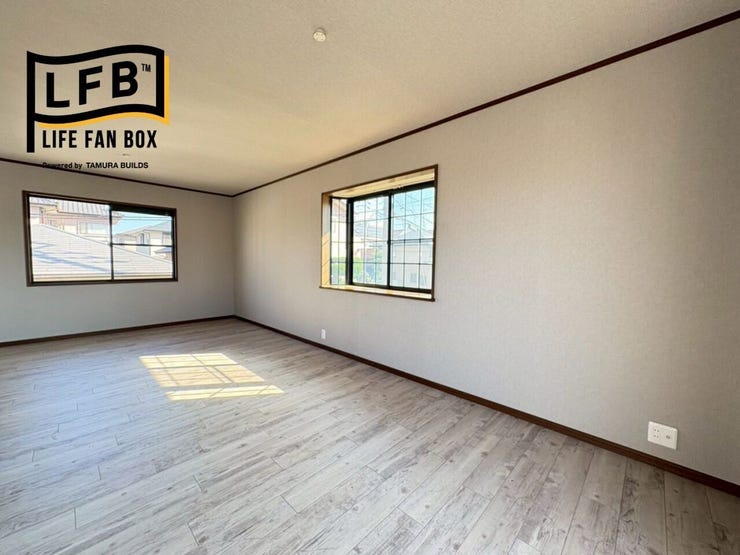 2階の大きな洋室♪バルコニー側から見た感じです♪出窓が素敵ですね♪広いお部屋でゆったり過ごせます♪