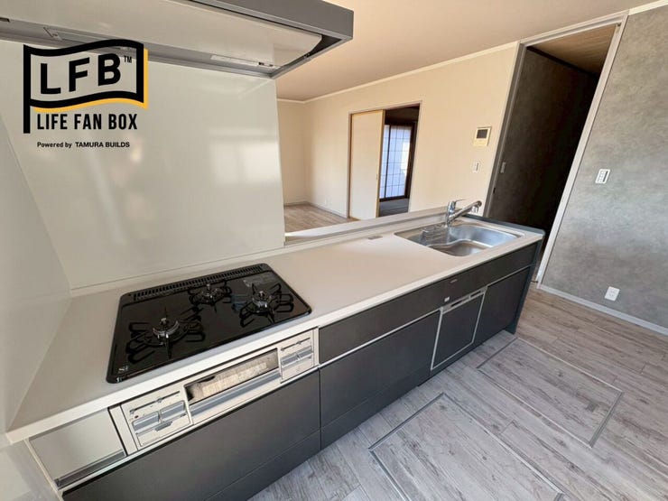 キッチンは落ち着いた濃いグレーのデザインで、作業スペースも広く収納もたっぷりです♪