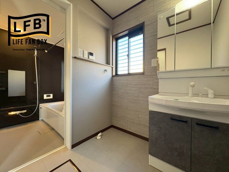 新設の三面鏡・シャワー付き洗面化粧台のある洗面室♪室内洗濯機置場もあり、水回りを集約♪浴室側の壁にニッチがあり、換気や電気のスイッチ、コンセントなどが出っ張っておらずスッキリしています♪