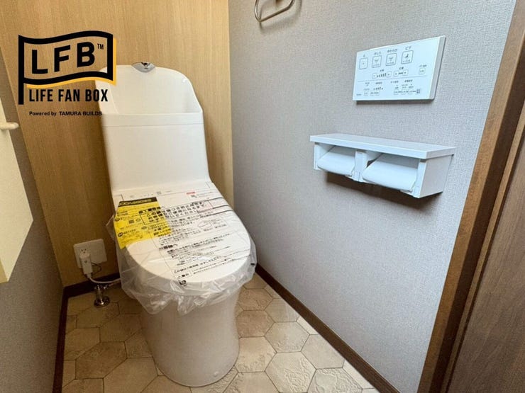 トイレも新品交換済み♪寒くても安心の温水洗浄便座♪ペーパーホルダーも2個付きで嬉しいですね♪床のハニカムデザインが可愛くて癒されます♪