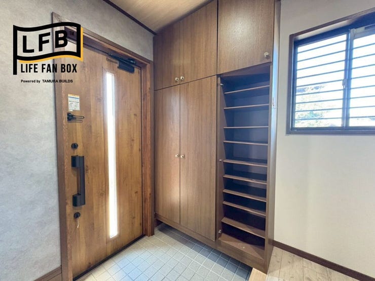 玄関は大容量のシューズクローゼット付き♪たっぷり収納出来ます!新設の玄関ドアの木目デザインが素敵に調和します♪