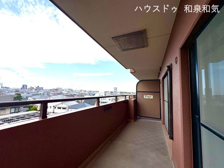 住まいのデザインに溶け込む屋根付きバルコニー。実用性と美しさを兼ね備えています。