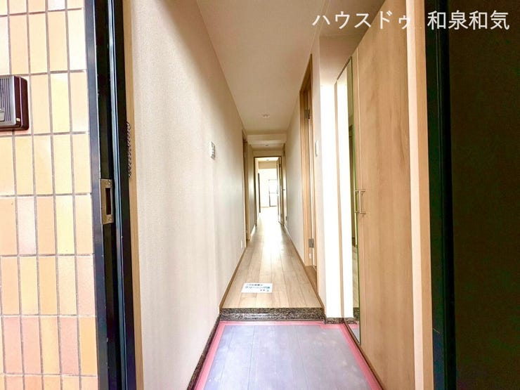 玄関から奥へと続く開放的なアプローチ