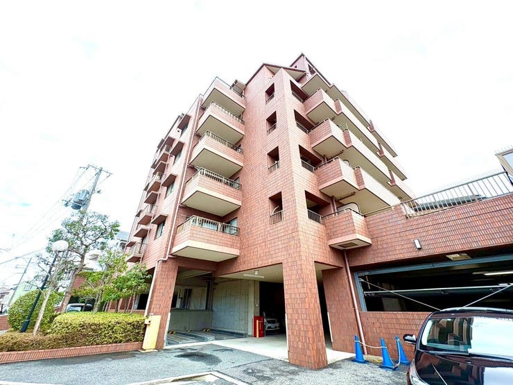 【外観】
南海本線浜寺公園前駅まで徒歩約8分の利便性のいいマンションです!