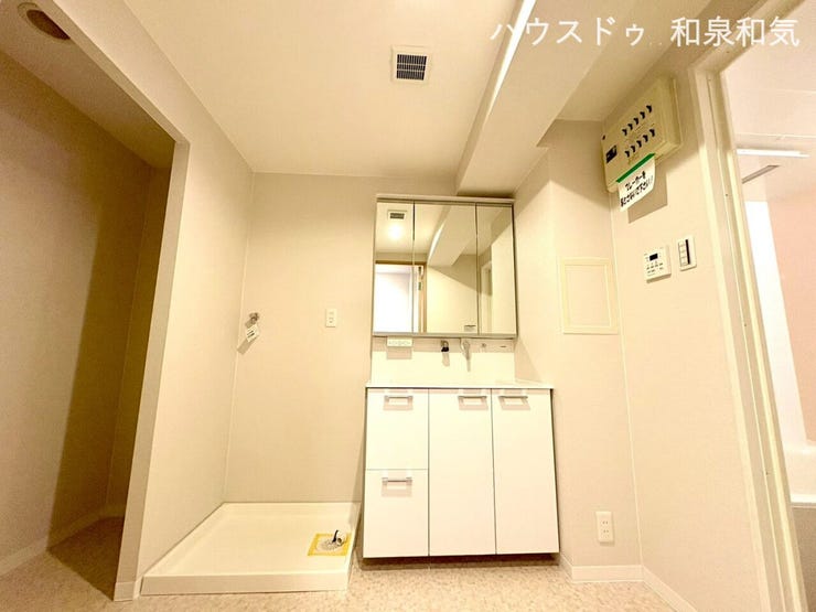 白を基調とした清潔感あふれる洗面空間