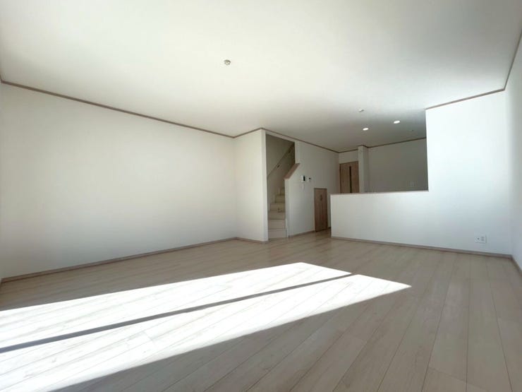 ■□C号棟□■
南向き18帖の開放的なLDK!
※本画像はCG加工を施したイメージです。実際の室内に家具・小物等は設置されておりません。