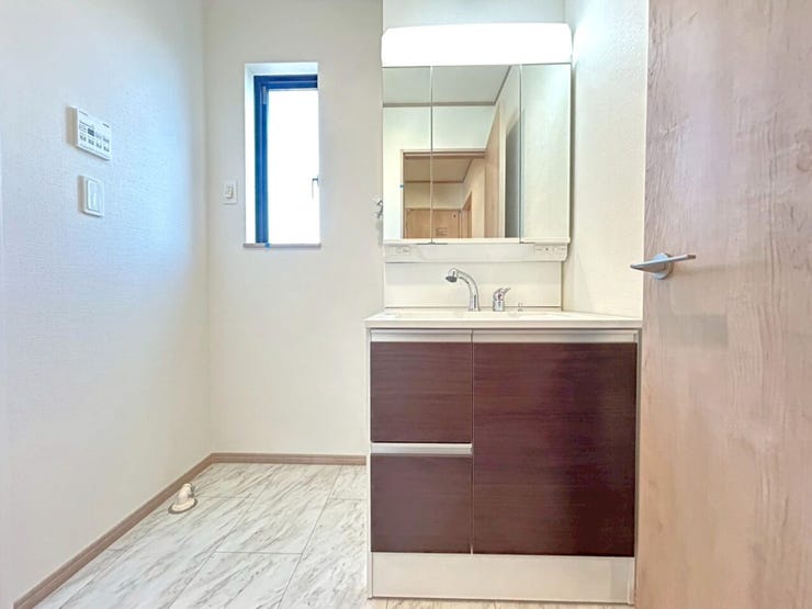 ■□C号棟□■
使いやすさと収納力を兼ね備えた3面鏡付き洗面化粧台。
朝の身支度もラクラクです♪