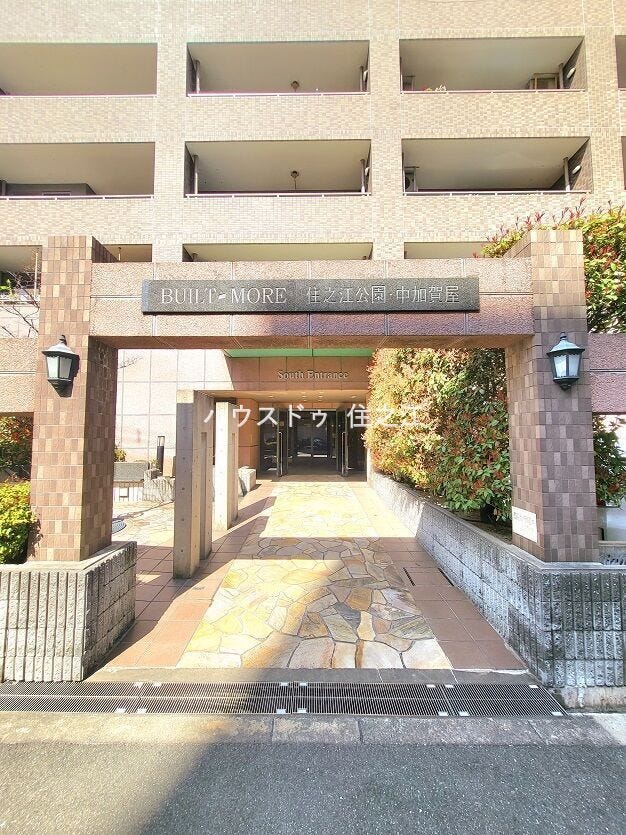 ★エントランスには庇(屋根)がございますので雨の日も安心♪