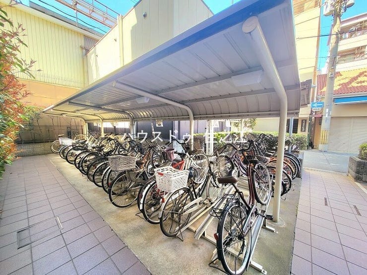 ★屋根付きの駐輪場ですので雨の日も安心。サドルが濡れる事も無いですね!