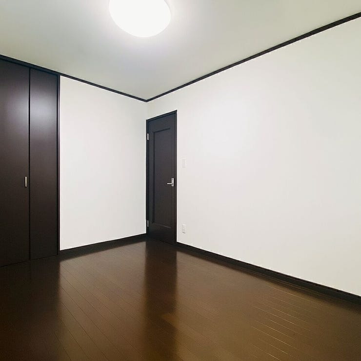 重厚感のあるカラーの床材は汚れも目立ちにくいです。