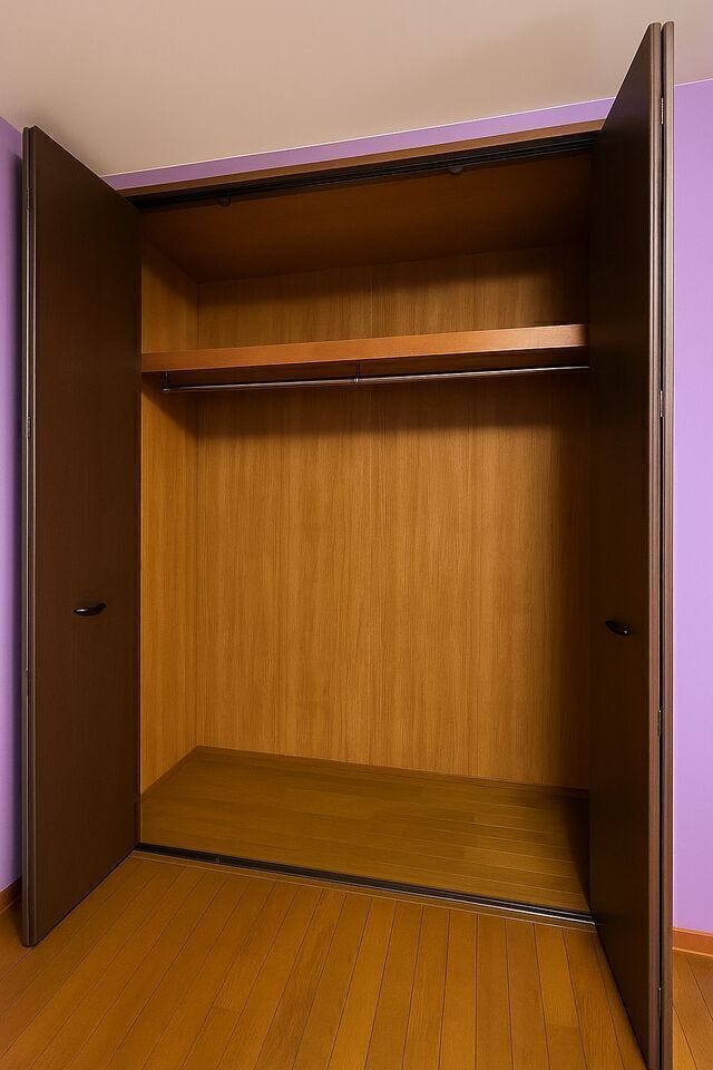 上部棚もありしっかり収納できます。
※小物類を除去する修正を行っています。