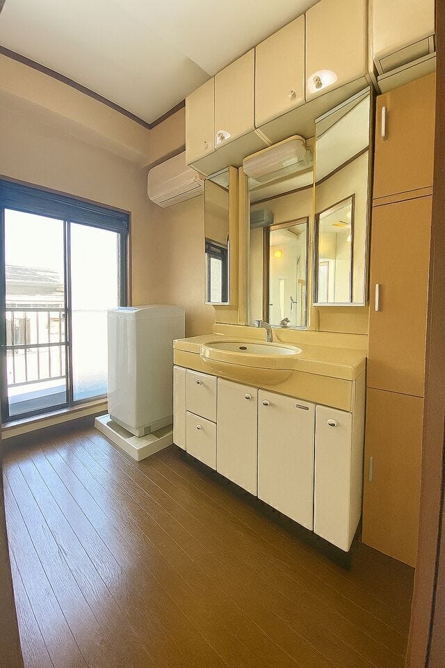 広々洗面所は洗濯機を置いてもゆとりのある空間に!
バルコニーへの動線も確保されており洗濯干しもしやすいですね☆
小物類を除去する修正を行っています。