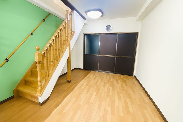 玄関を入ると車庫へつながる扉があります♪
※小物類を除去する修正を行っています。