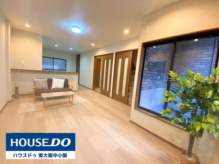 LDKは約15帖
大きなダイニングテーブルを置いてもリビングスペースにゆとりも持てる広さです♪