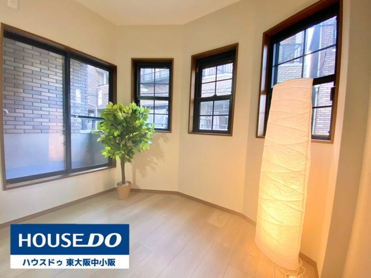 おしゃれな窓が並ぶリビングスペース