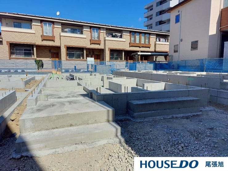 【外観】
【建築中 基礎段階】基礎から始まる安心の住まいづくり!家づくりの最も重要な部分、基礎工事が進行中。地盤からしっかりと作られる工程を確認できる今だからこそ。未来の住まいの一歩を見届けませんか?