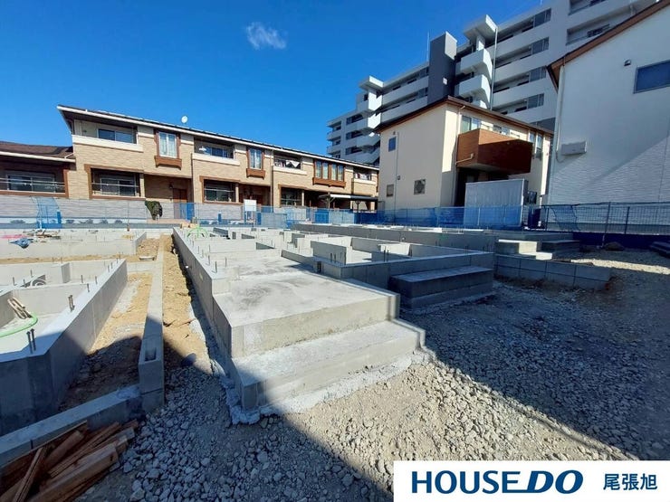 【建築中 基礎段階】新生活の土台が、今ここで築かれています。基礎工事中の今だけ味わえる、家づくりの臨場感。未来の生活を支える強い土台を確認しながら、理想の住まいへの期待を膨らませませんか?