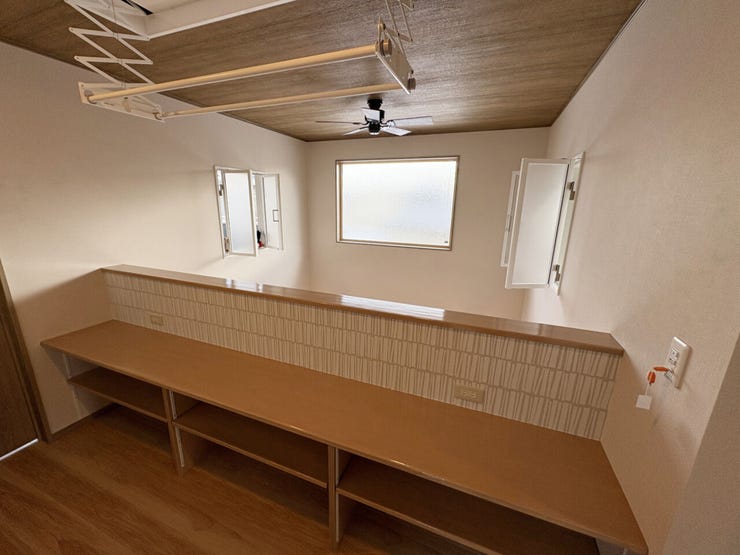 室内(2026年1月)撮影
◎本日案内可能◎
カウンターは、高さが変えられる仕切棚付き!ゆとりある広さのため複数人並んで作業ができます◎