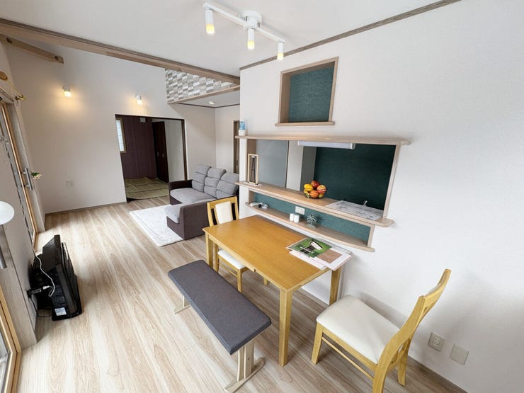 室内(2026年1月)撮影
◎本日案内可能◎
キッチン前をダイニングスペースにすると、配膳や下膳もスムーズに♪リビングスペースと分けることでメリハリをつけてお過ごしいただけます!